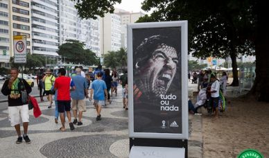ბრაზილიაში მკბენარ სუარესთან ხალხი ფოტოებს იღებს