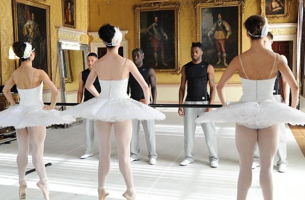 She did ballet. Шварценеггер балет. Групповые фотосессии балерин на улице. Кроссдрессер балерина. Sissy балерина.